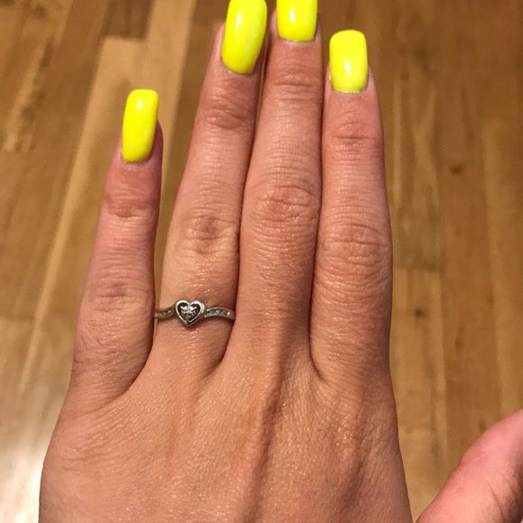 Diamond heart shaped ring - Picture 3 of 3